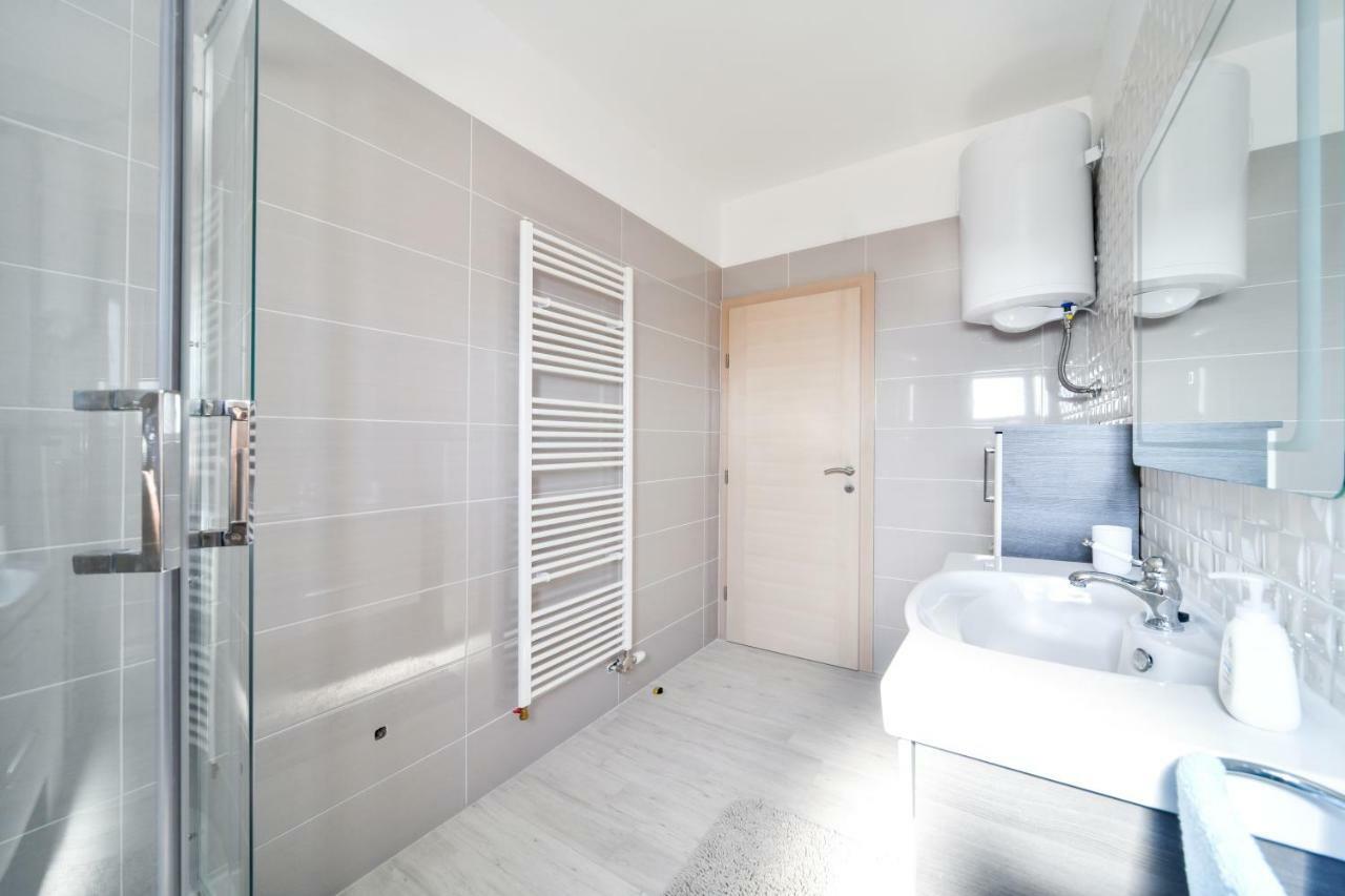 Hotel Apartman Novokmet-Crno Zadar Exterior foto